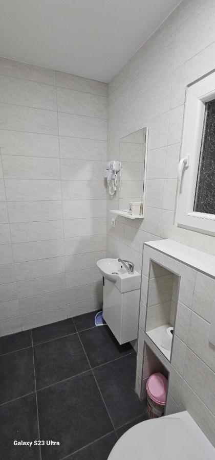 Ekonomic Apartmani Golubovci Kültér fotó